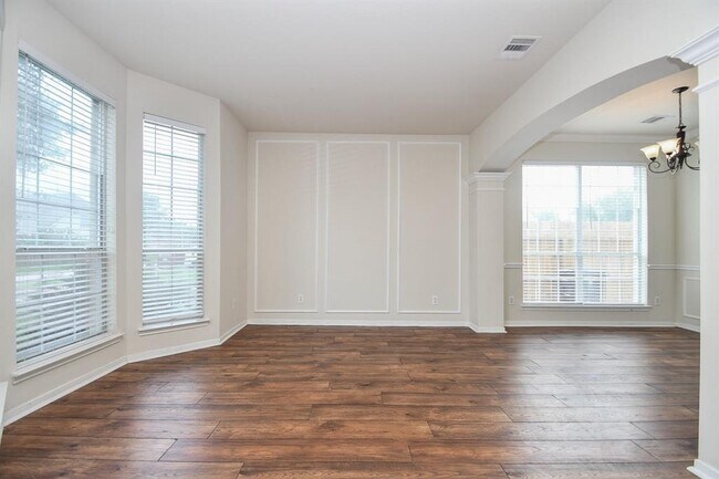Building Photo - 6706 Nicecrest Dr