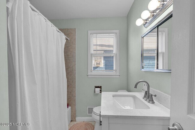 Building Photo - 1202 D St