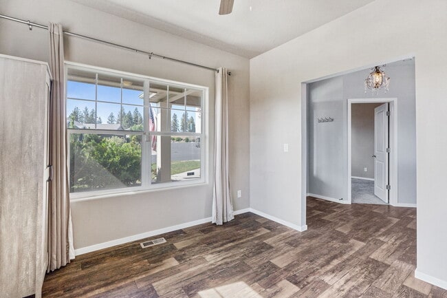 Building Photo - 910 W Chaperon Peak Dr