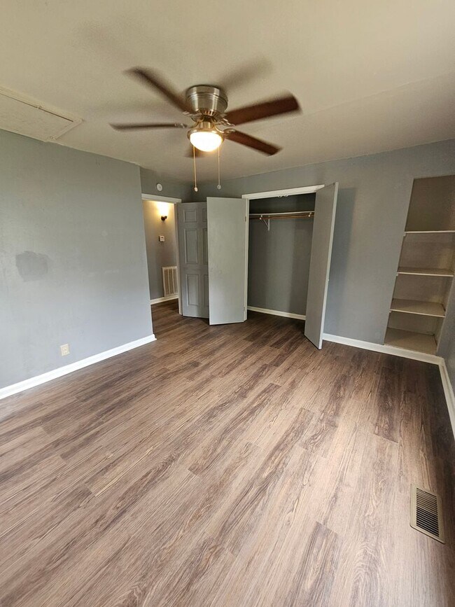 Building Photo - Home in Benton