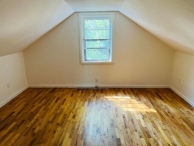 Building Photo - 3 Bedroom/1 Bath Bungalow in Woodstock neighborhood