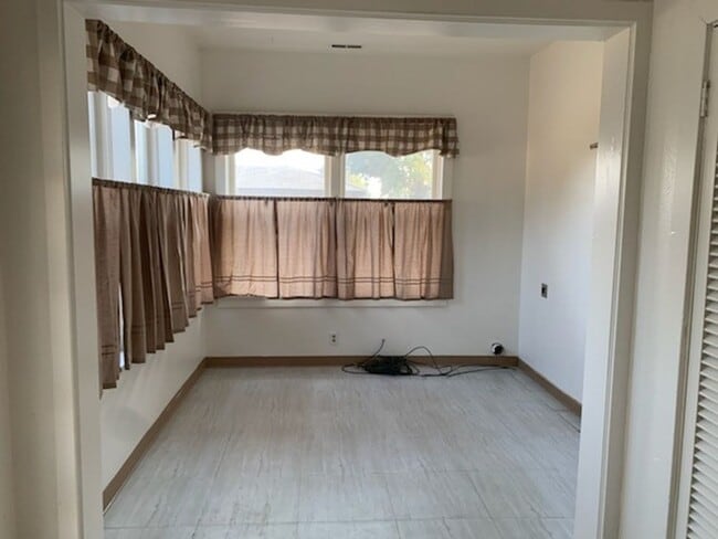 Building Photo - Fresh Interior