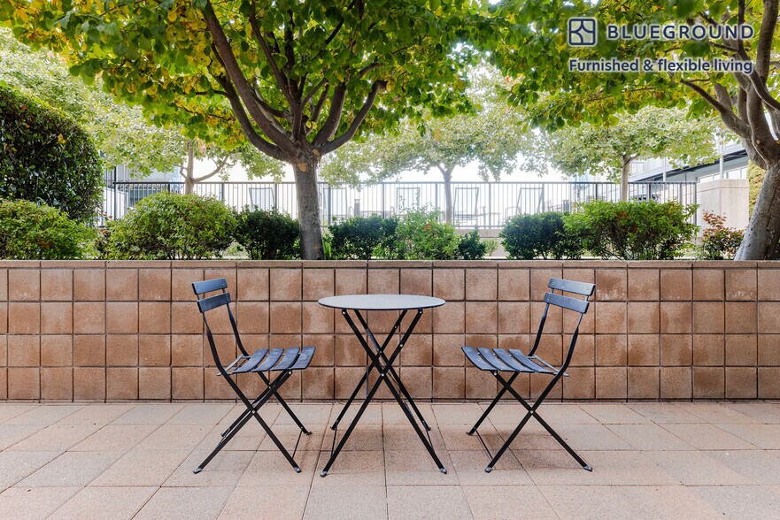 Building Photo - 5684 Bay St