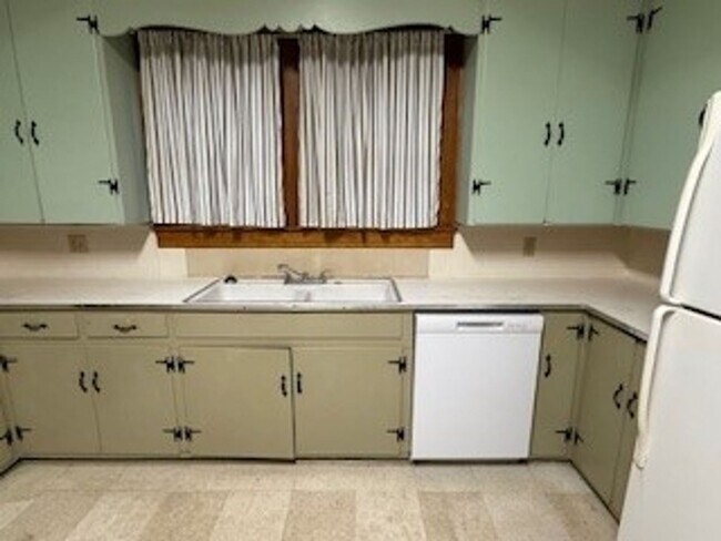 Building Photo - 704 E Thomas St