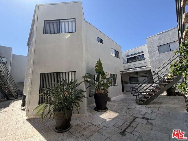 Building Photo - 18630 Burbank Blvd