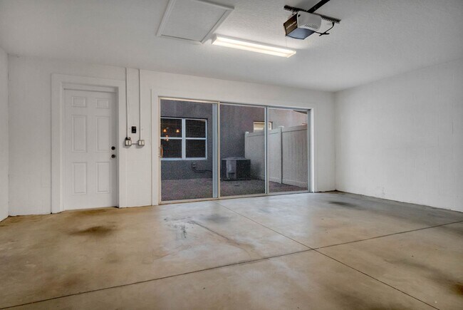 Building Photo - AVAILABLE NOW! 3/2.5/2 townhome close to H...