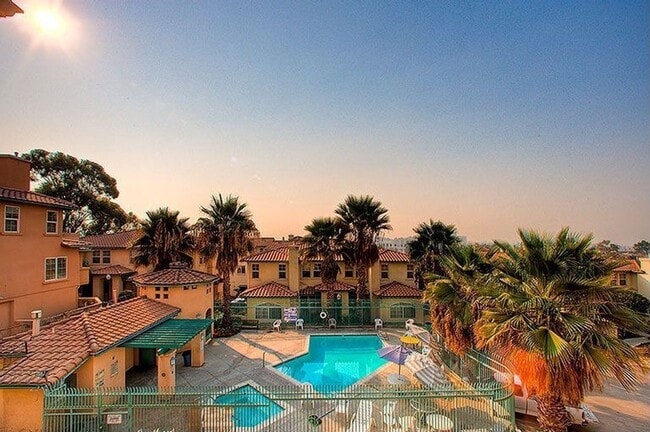 Primary Photo - Large Condo with 2 bedrooms, 2 baths