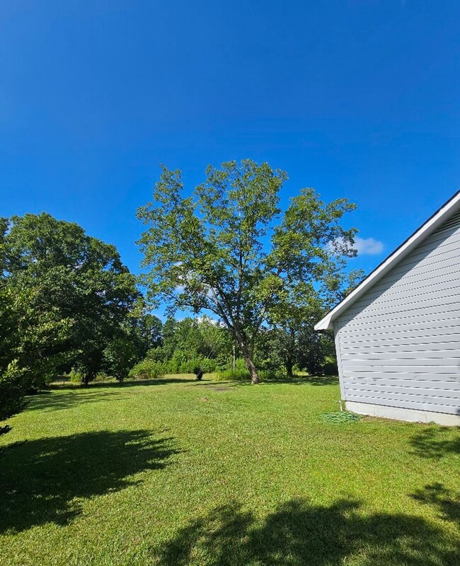 Building Photo - Exquisite 3-Bed, 3-Bath Country Retreat in...