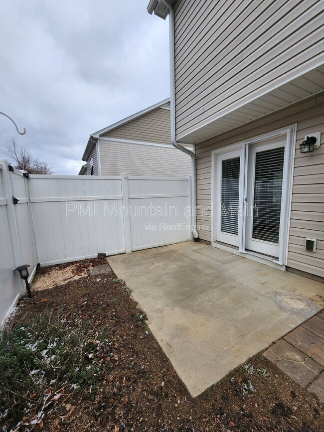 Building Photo - 19 Barnett Shoals Dr