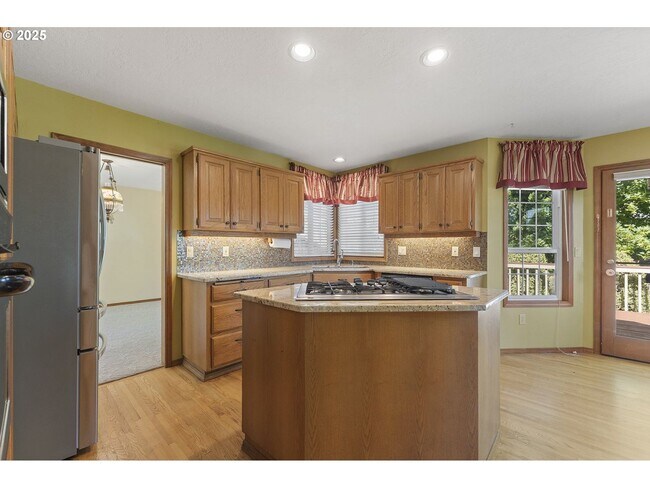 Building Photo - 3-Bedroom Home with Granite Kitchen, Family Room & Private Deck