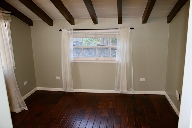 Building Photo - Charming 4 Bedroom Home plus office in Mis...