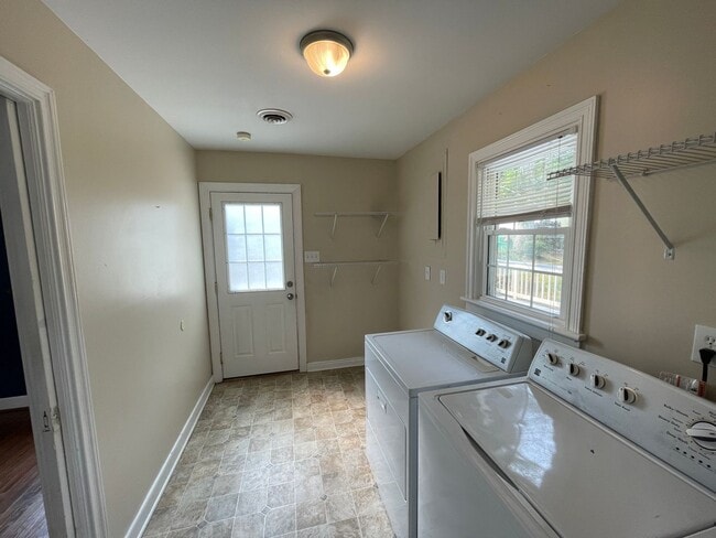 Building Photo - 3600 Ghent Dr