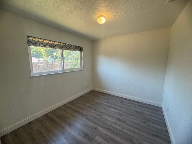 Building Photo - 4 Bedroom Home in Sacramento