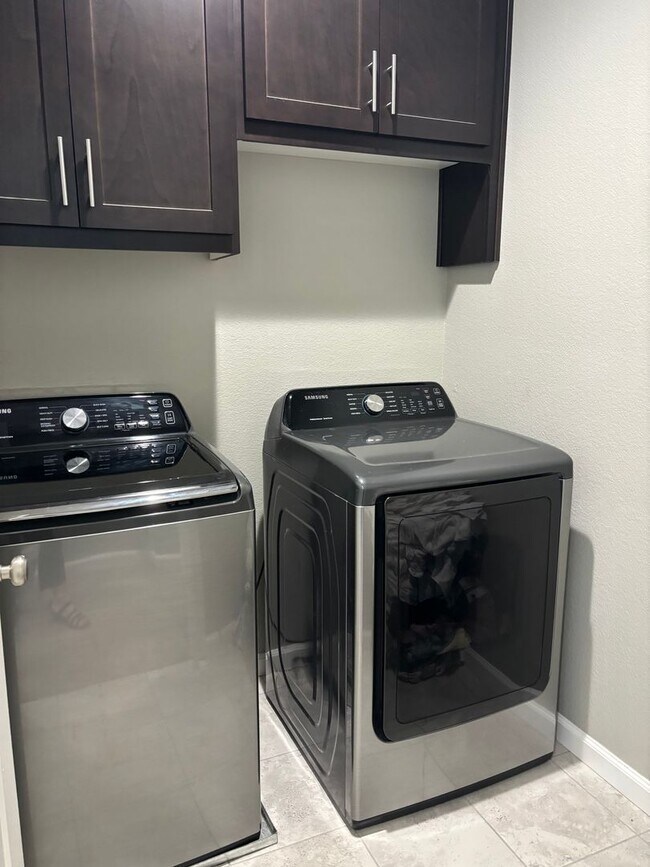 Building Photo - Newer 4 bedroom 2.5 bathrooms Available May 16th