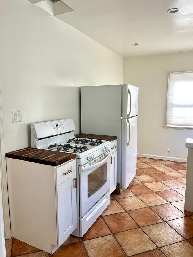 Kitcheb - 2938 Rowena Ave
