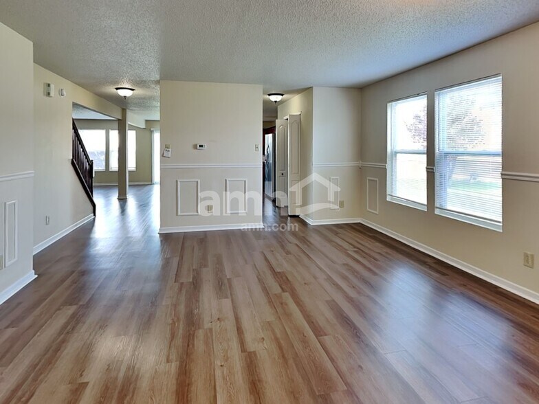Building Photo - 989 Bentgrass Dr