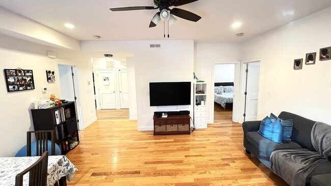 Building Photo - 489 Main St