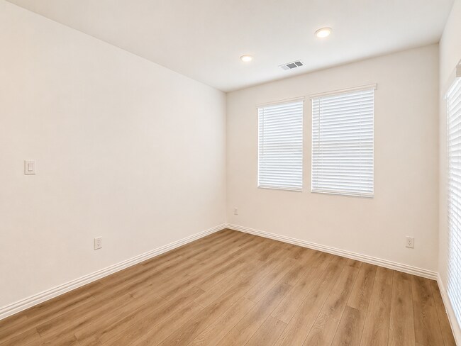 Building Photo - 715 Roanoke Dr