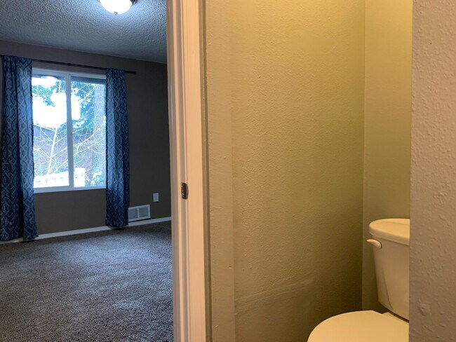 Building Photo - Adorable Ash Street 2bed/1.5ba Condo