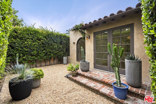 Building Photo - 435 Westmount Dr