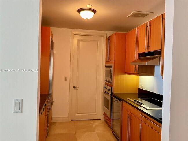 Building Photo - 1425 Brickell Ave