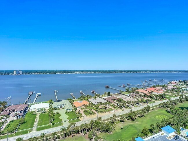 Building Photo - Stunning Penthouse Rental with Intracoasta...