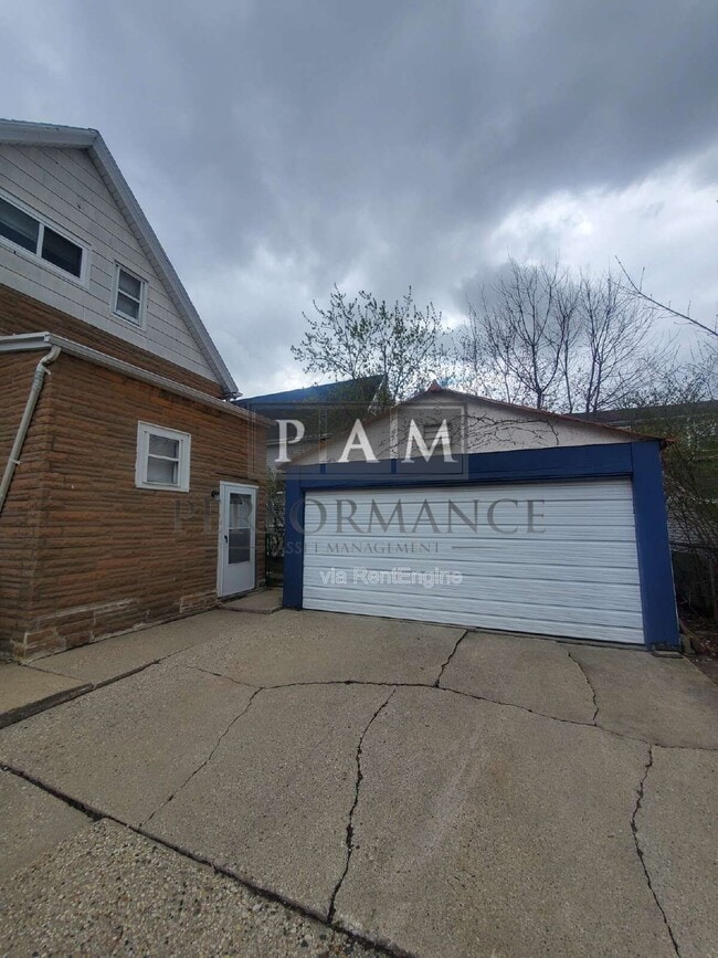 Building Photo - 2829 S Howell Ave