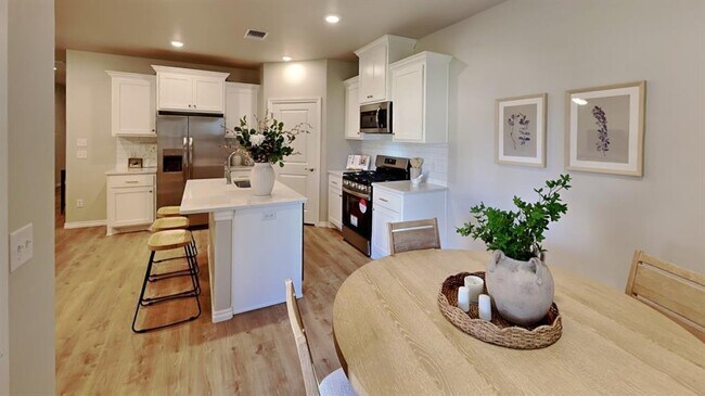 Building Photo - 8020 Labelle Dr