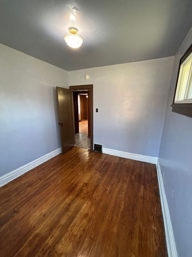 Building Photo - Charming 2-Bedroom Home with Fenced Yard i...