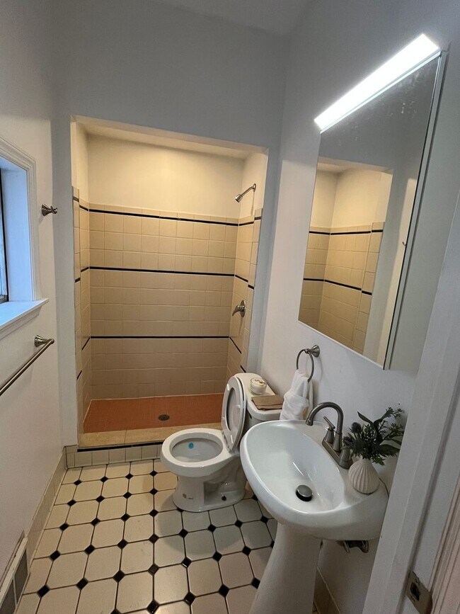 Building Photo - 418 Noble St