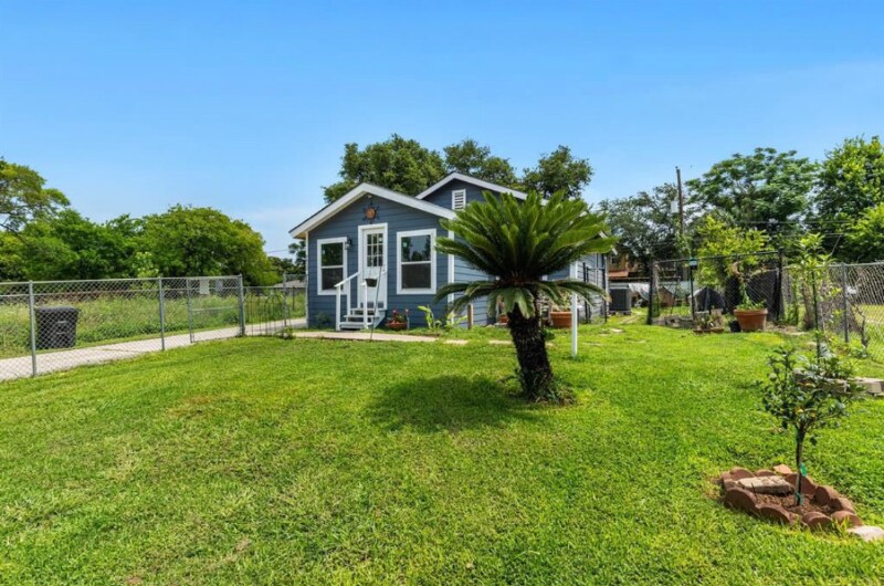 Building Photo - 9413 Clinton Dr