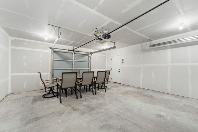 Building Photo - FURNISHED HOUSE! Short or Long Term! Large Newly Renovated Fully Furnished Modern 5 Bedroom Home ...