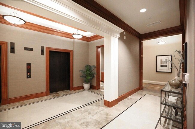 Building Photo - 8220 Crestwood Heights Dr