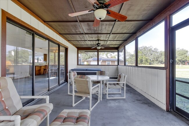 Building Photo - 905 Mendoza Ln