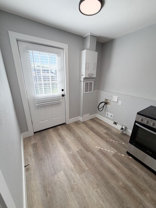 Building Photo - 2 Bedroom, 1 Bathroom Home