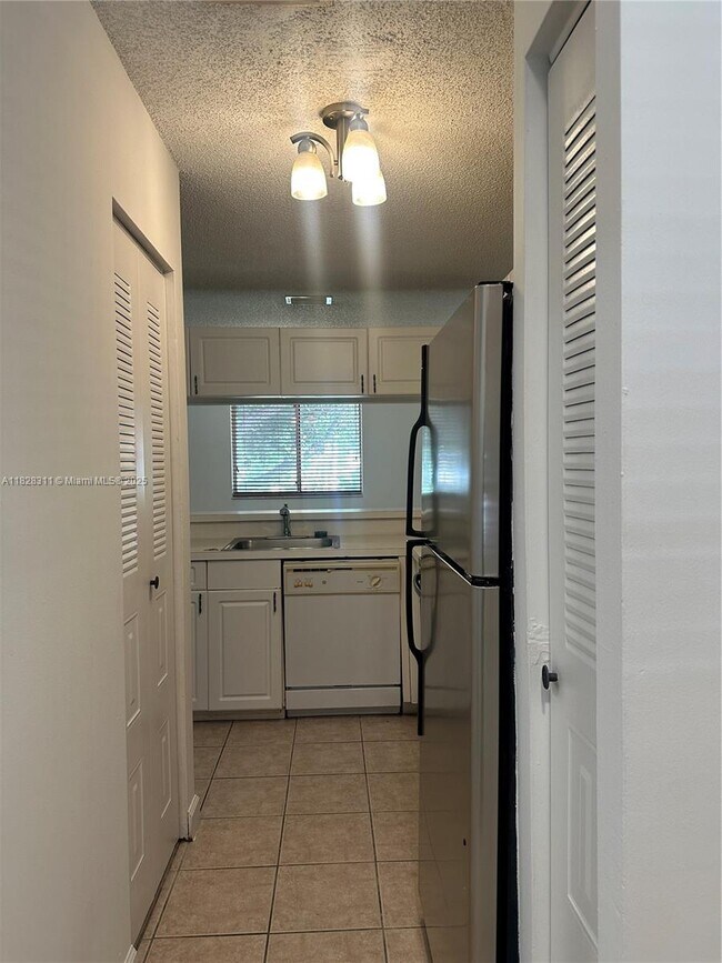 Building Photo - 906 Coral Club Dr