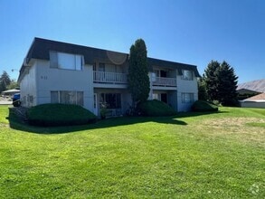 Building Photo - Spacious Pet-friendly, 2 bed, 1.5 bath, a/...