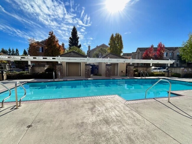 Building Photo - 401 Skylark Ct