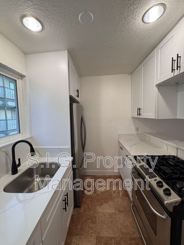 Building Photo - 10635 Sherman Grove Ave