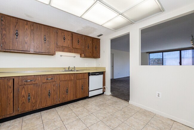 Building Photo - 404 Paradise Rd