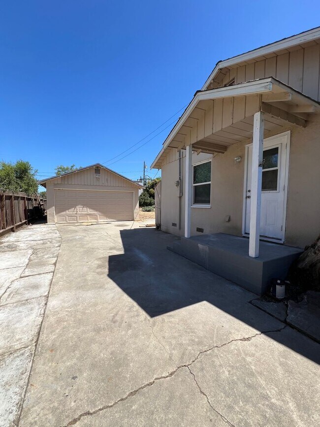 Building Photo - Fully remodeled 2 bedrooms and 1 bathroom, single-story home in Visalia, CA!