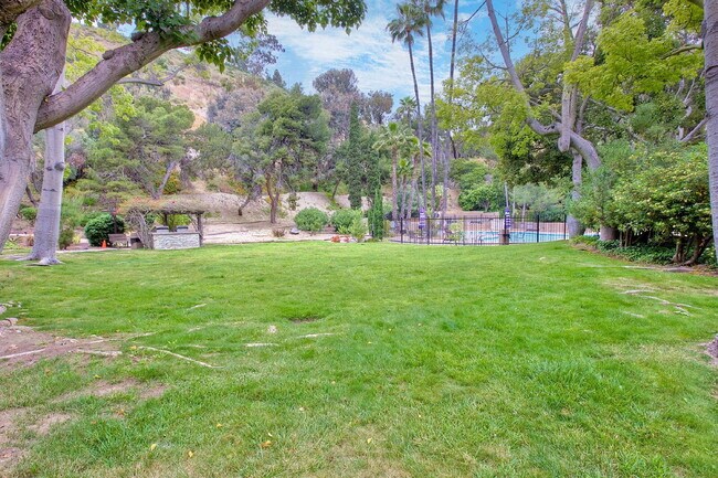 Building Photo - 1/2 off 1st month rent move in special at the Bluffs!!!