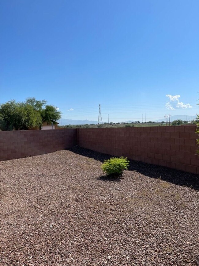 Building Photo - Beautiful 3 bedroom 2 bathroom!