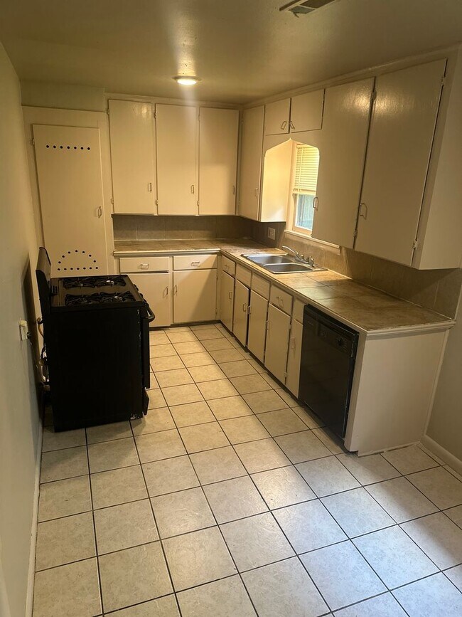 Building Photo - 1007 Mayes Ave