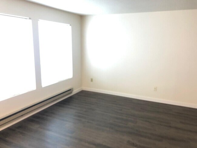 Building Photo - Turtlewalk Green North Apartments - Studio