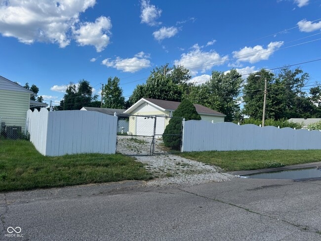 Building Photo - 2901 Sangster Ave