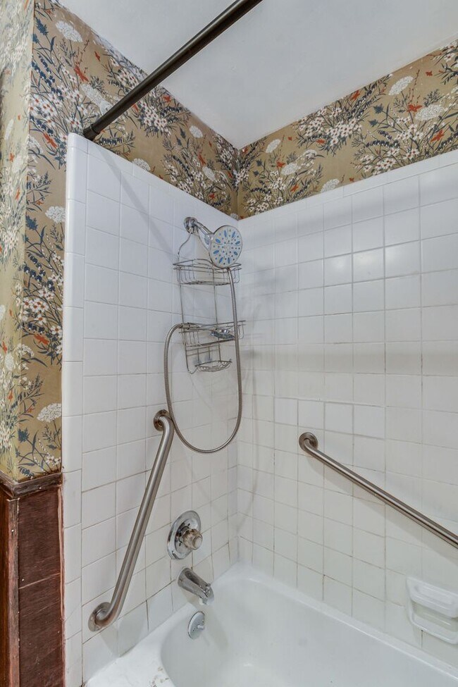 Building Photo - 7312/7314 Kings Manor Court