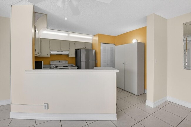 Building Photo - 7535 S Oriole Blvd