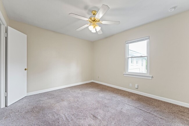 Building Photo - Beautiful Townhome on Anderson