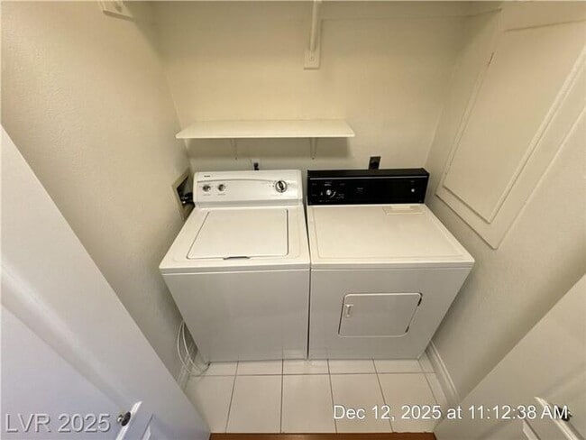 Building Photo - COZY 1ST FLOOR UNIT TUCKED AWAY IN THE OLD HENDERSON AREA!!